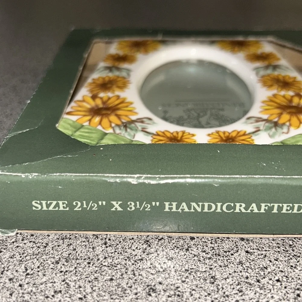 NWT ceramic Remembrances bird house portrait holder.